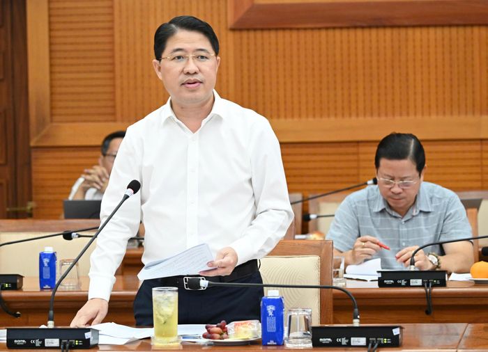  Chánh Văn phòng Thành ủy TPHCM Phạm Hồng Sơn báo cáo tại buổi làm việc (Ảnh: VIỆT DŨNG) 