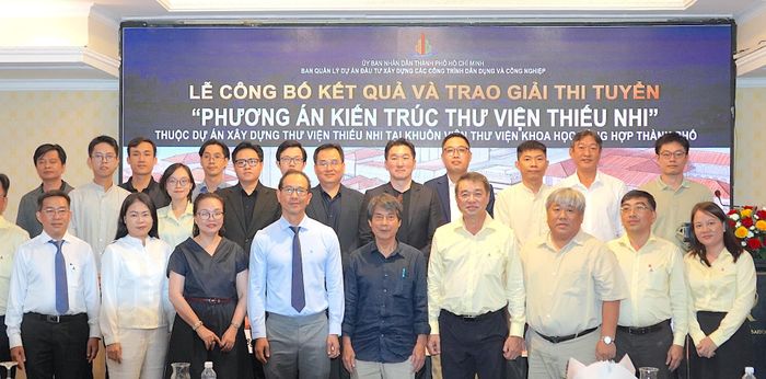 Lãnh đạo Ban Dân dụng chụp hình kỷ niệm cùng các nhóm tác giả đoạt giải. QUANG HUY