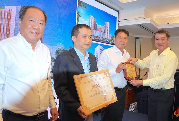 Lãnh đạo ban Dân dụng và Sở Y tế TP trao giải Nhì cho Liên doanh có mã số CT03. QUANG HUY