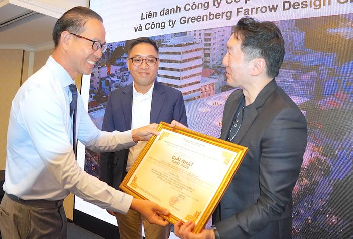 Ông Huỳnh Minh Hùng, Phó Giám đốc Ban Dân dụng trao giải Nhất cho đại diện Liên danh doạt giải Nhất. QUANG HUY