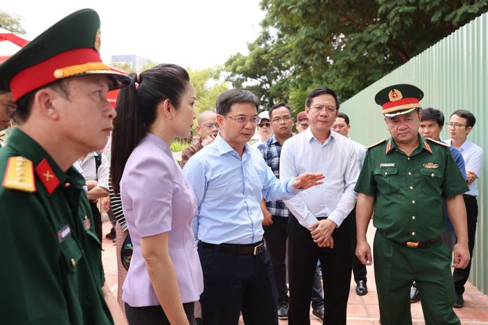  Phó Chủ tịch UBND TPHCM Nguyễn Mạnh Cường trao đổi, chỉ đạo công tác chuẩn bị trong buổi khảo sát. Ảnh: HOÀNG TRIỀU 