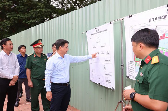  Đoàn công tác khảo sát thực tế tại Công viên Lê Thị Riêng. Ảnh: HOÀNG TRIỀU 