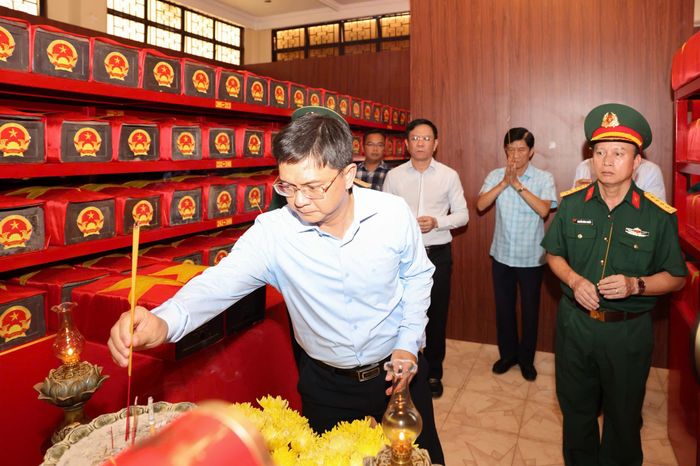  Đồng chí Nguyễn Mạnh Cường cùng đoàn công tác dâng hương tưởng niệm. Ảnh: HOÀNG TRIỀU 