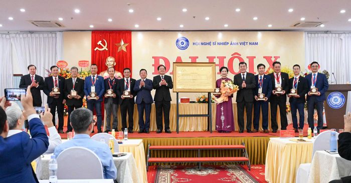 Phó Thủ tướng Hồ Quốc Dũng chúc mừng Ban Chấp hành Hội Nghệ sĩ Nhiếp ảnh Việt Nam nhiệm kỳ 2026-2031. Ảnh NSNA 