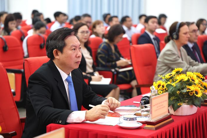 PGS-TS Nguyễn Tấn Vinh, Giám đốc Học viện Chính trị khu vực II, tham dự diễn đàn. Ảnh: LÊ THOA