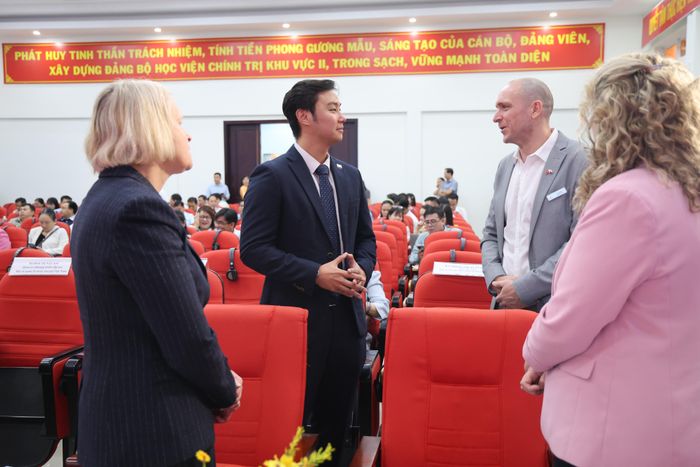 Các chuyên gia trao đổi bên lề. Ảnh: LÊ THOA