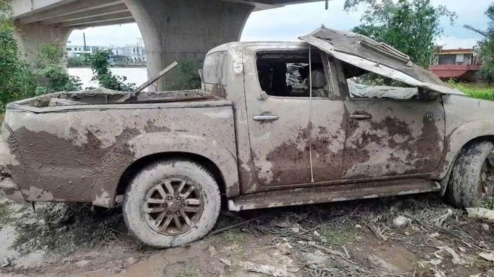 Chiếc ô tô được trục vớt lên bờ để phục vụ công tác điều tra. Ảnh: TRUNG HOÀNG