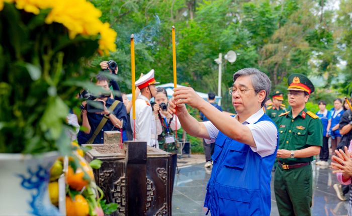  Đồng chí Nguyễn Phước Lộc dâng hương tưởng nhớ các Anh hùng liệt sĩ tại Nghĩa trang Hàng Keo 