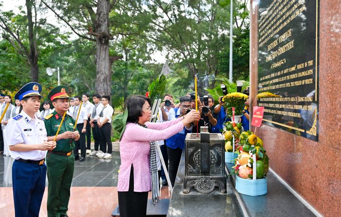  Đồng chí Đặng Thị Ngọc Thịnh dâng hương tưởng nhớ các Anh hùng liệt sĩ tại Nghĩa trang Hàng Keo 