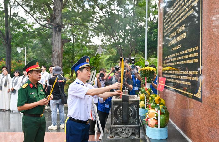  Trung tướng Bùi Quốc Oai, Bí thư Đảng ủy, Chính ủy Cảnh sát biển Việt Nam dâng hương tưởng nhớ các Anh hùng liệt sĩ 
