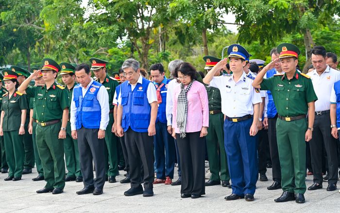  Các đại biểu dành phút mặc niệm tưởng nhớ Anh hùng liệt sĩ 