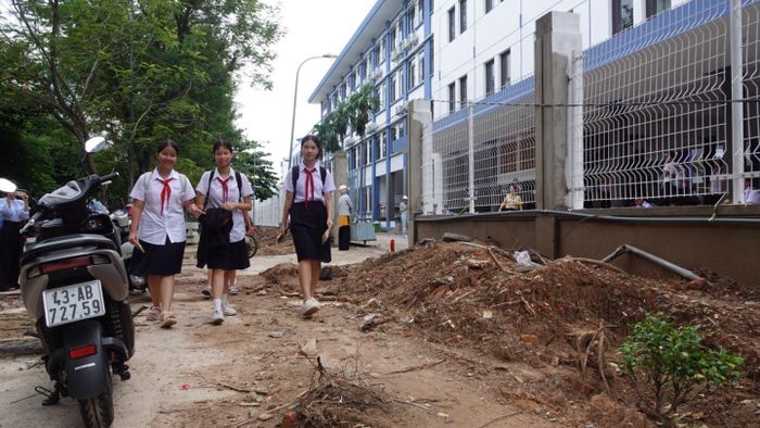  Vỉa hè trường THCS-THPT Nguyễn Khuyến thi công dở dang. Ảnh: XUÂN QUỲNH 