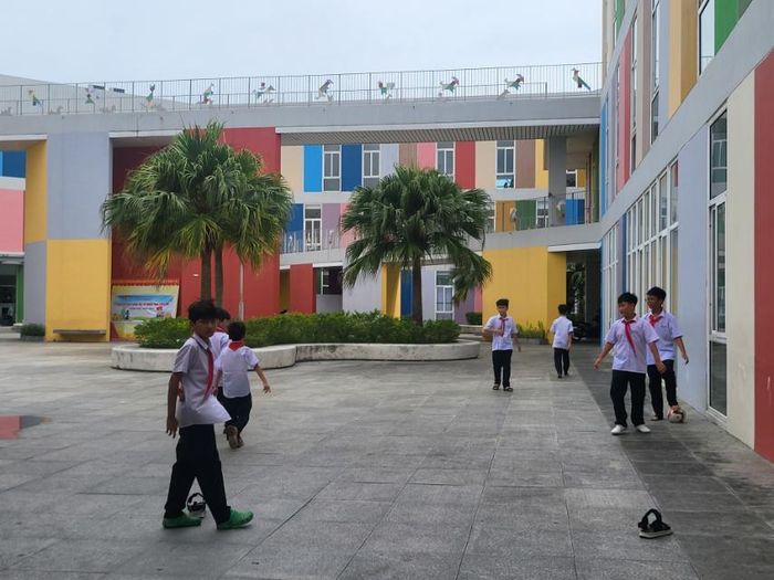  Học sinh Trường tiểu học Phù Đổng đi học tạm tại Cung Văn hóa thiếu nhi thành phố. Ảnh: THANH ÁI 