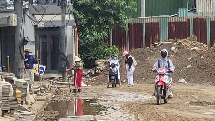  Đường ào trường tiểu học-THCS Hòa Cường lầy lội. Ảnh: XUÂN QUỲNH 