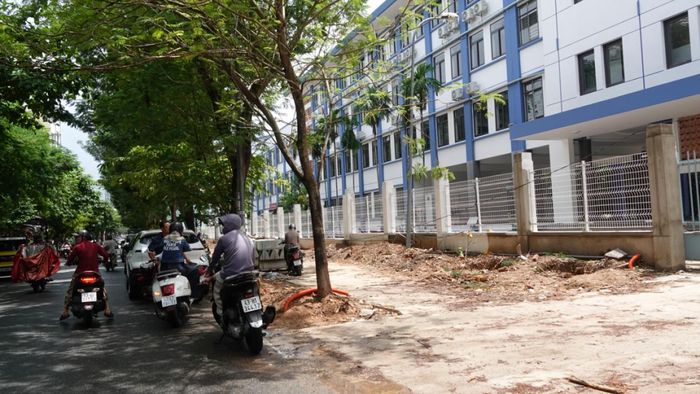  Cổng trường THCS-THPT Nguyễn Khuyến thi công dở dang gây khó khăn cho phụ huy và học sinh giờ tan trường. Ảnh: XUÂN QUỲNH 