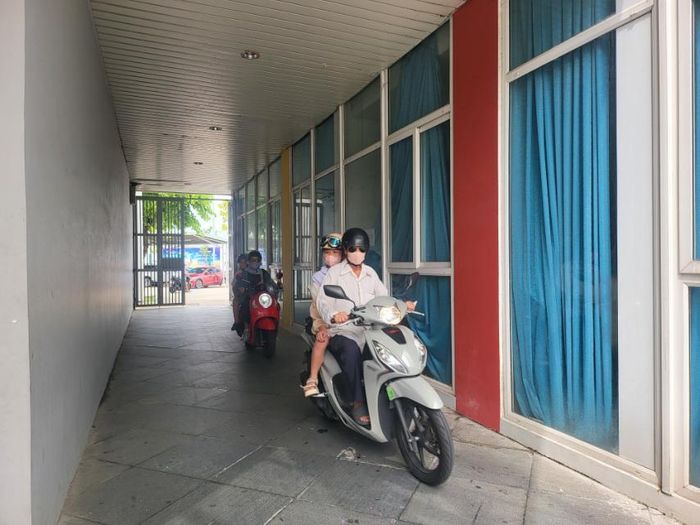  Phụ huynh Trường tiểu học Phù Đổng đưa con đi học tạm tại Cung Văn hóa thiếu nhi thành phố. Ảnh: XUÂN QUỲNH 