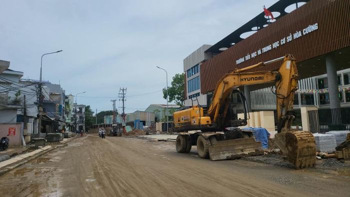  Đường vào trường Tiểu học và THCS Hòa Cường thi công chậm tiến độ, gây ảnh hưởng đến việc đi lại của học sinh và phụ huynh. Ảnh: XUÂN QUỲNH 