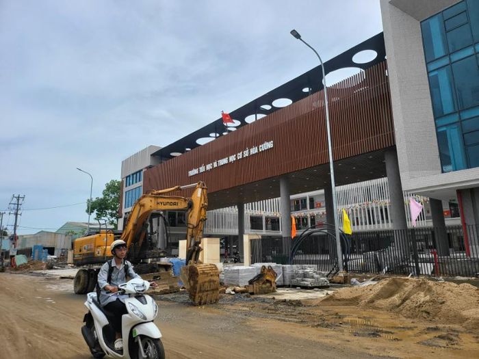  Máy móc, vật liệu vương vãi khắp nơi, gây mất an toàn trường học. Ảnh: NGUYÊN KHÔI 