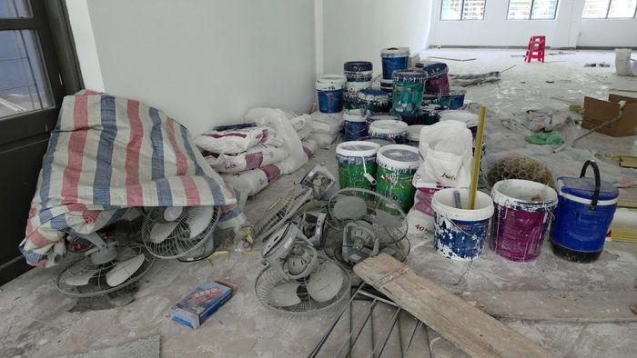  Vật liệu, sơn, bụi phủ đầy thư viện Trường THCS-THPT Nguyễn Khuyến. Ảnh: NGUYÊN KHÔI 