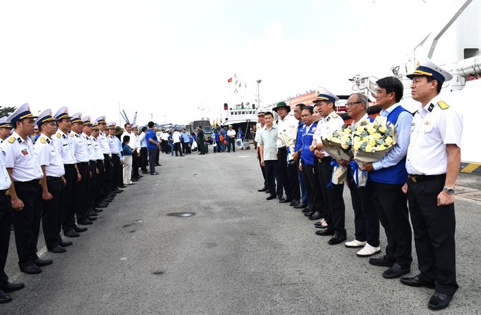  Cán bộ, chiến sĩ Vùng 2 Hải quân và đại diện các cơ quan, đơn vị đón đoàn công tác 