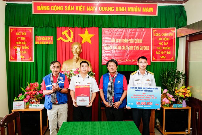  Đoàn đại biểu TPHCM trao tặng công trình đến cán bộ, chiến sĩ nhà giàn DK1/10 