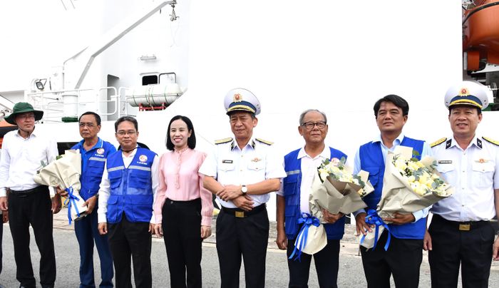  Chuẩn đô đốc Nguyễn Đình Hùng (thứ 4 từ phải qua) phát biểu kết thúc chuyến công tác 
