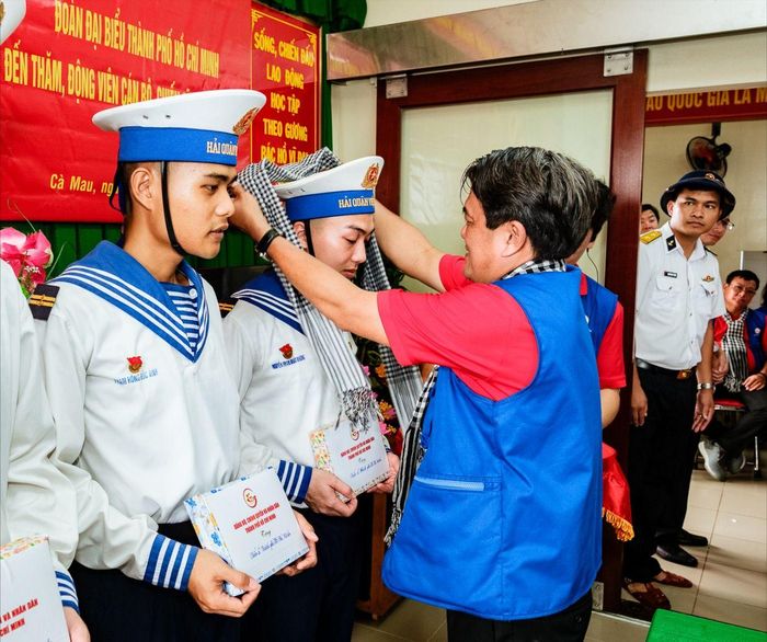  Đồng chí Bùi Thanh Nhân trao quà đến các chiến sĩ là con em TPHCM đang công tác trên nhà giàn DK1/10 