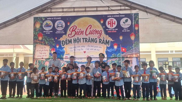  Tặng quà cho các em học sinh. Ảnh: NT 