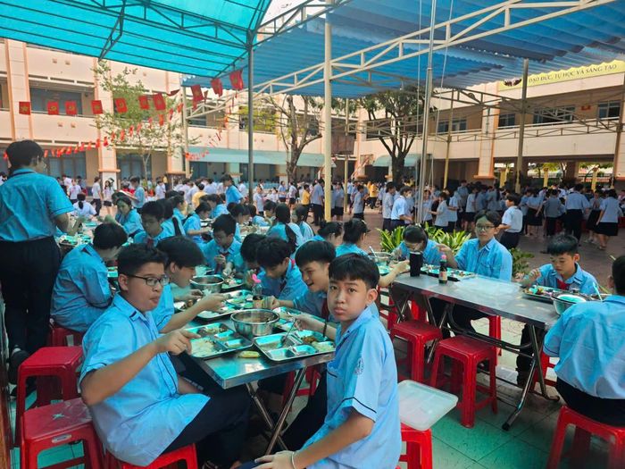  Học sinh Trường THCS Hồ Văn Long (phường Bình Tân, TPHCM) trở lại ăn bán trú từ ngày 18-9 