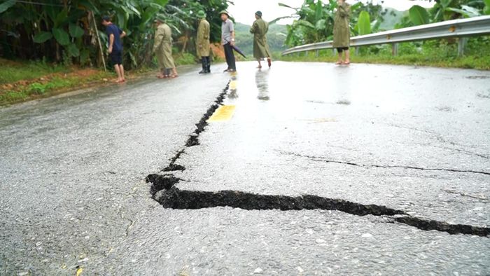 Vết nứt toác kéo dài xuống mặt đường ở bản Trí Nang
