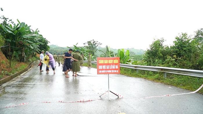 Địa phương lập biển cảnh báo khu vực sạt lở, nứt đường ở bản Trí Nang