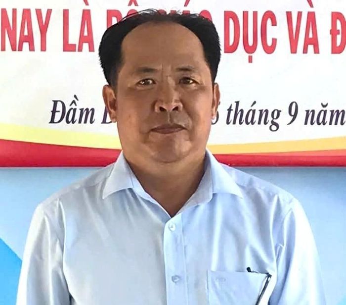Thầy giáo Nguyễn Hoàng Duy trả lại 1,6 tỷ đồng cho người chuyển nhầm. Ảnh: NVCC