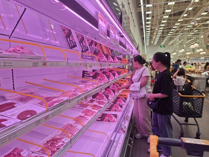 Người dân mua thịt heo tại một siêu thị lớn tại phường An Hội Tây (TPHCM). Ảnh: ĐỨC TRUNG