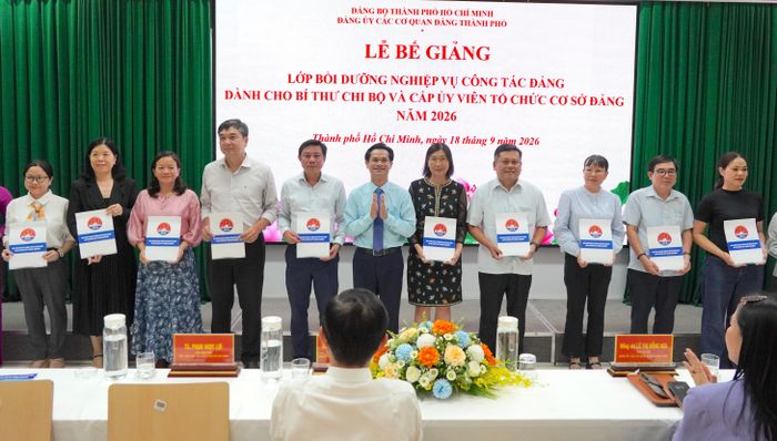  Các học viên nhận Giấy chứng nhận hoàn thành lớp bồi dưỡng. Ảnh: PHƯƠNG UYÊN 