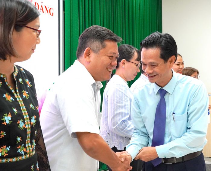  TS Phạm Ngọc Lợi, Phó Giám đốc Học viện Cán bộ TPHCM trao Giấy chứng nhận hoàn thành lớp bồi dưỡng đến các học viên. Ảnh: PHƯƠNG UYÊN 