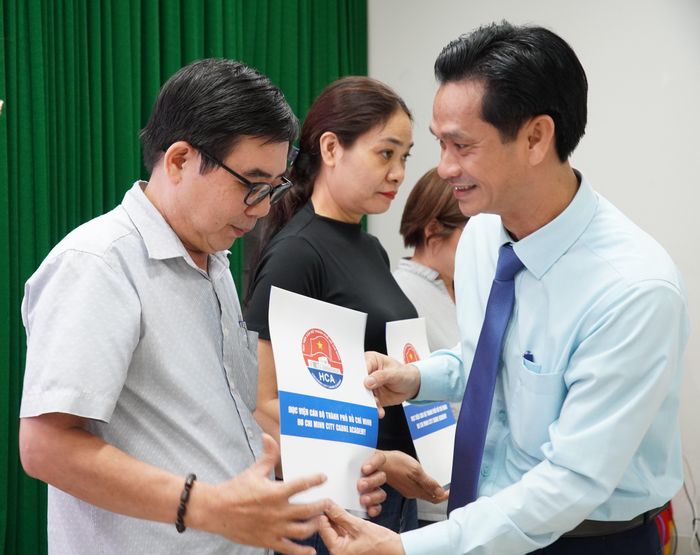  TS Phạm Ngọc Lợi, Phó Giám đốc Học viện Cán bộ TPHCM trao Giấy chứng nhận hoàn thành lớp bồi dưỡng đến các học viên. Ảnh: PHƯƠNG UYÊN 