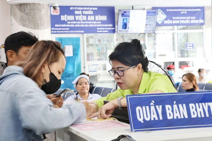  Ảnh bài: Người dân đăng ký khám chữa bệnh BHYT tại Bệnh viện An Bình, TPHCM (ẢNH: NGỌC HUYỀN) 