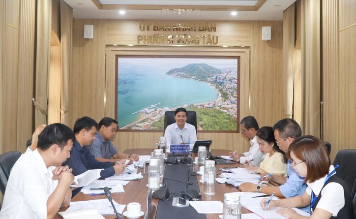 Ông Vũ Hồng Thuấn, Chủ tịch UBND phường Vũng Tàu chủ trì buổi làm việc sáng 18-9. Ảnh: THÀNH HUY 