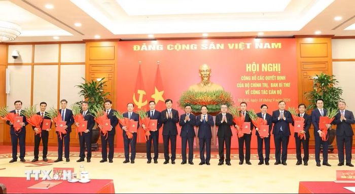  Thường trực Ban Bí thư Trần Cẩm Tú trao Quyết định của Bộ Chính trị, Ban Bí thư cho 12 đồng chí giữ chức Phó Bí thư Thường trực Tỉnh ủy và các Phó Ban Đảng Trung ương. Ảnh: TTXVN 