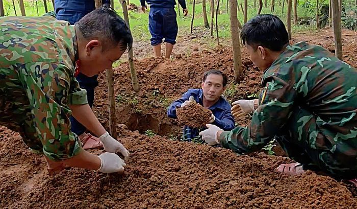  Cất bốc hài cốt liệt sĩ thứ 9 cùng nhiều di vật tại rừng tràm xã Dân Hóa, tỉnh Quảng Trị vào ngày 17-9 