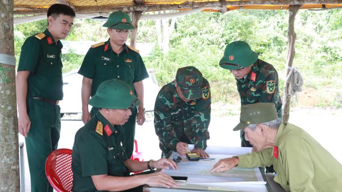  Đoàn công tác Bộ Chỉ huy Quân sự TP Huế và nhân chứng địa phương xác định các vị trí trên bản đồ 