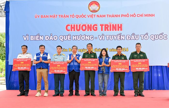 Đồng chí Nguyễn Phước Lộc cùng đại diện các đơn vị đồng hành trao tặng bảng tượng trưng kinh phí thực hiện các công trình