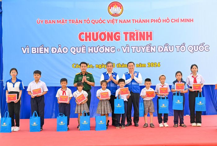 Đồng chí Nguyễn Phước Lộc cùng các đại biểu trao học bổng tặng học sinh