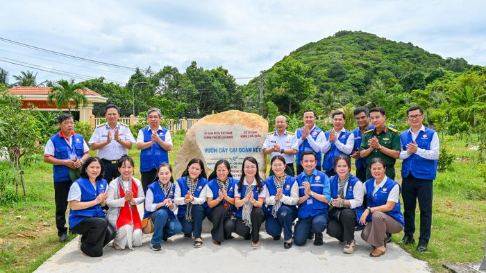 Lãnh đạo TPHCM trao tặng Vườn cây đại đoàn kết cho Trạm Ra-đa 590
