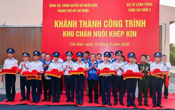Các đại biểu thực hiện nghi thức khánh thành Khu chăn nuôi khép kín tại Hải đội 33