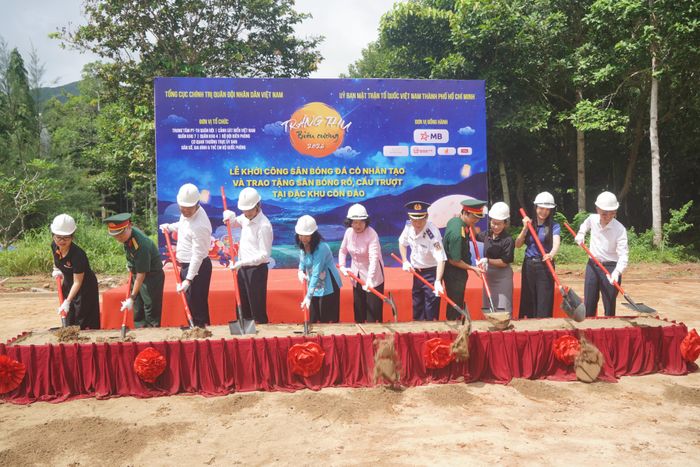 Đại biểu thực hiện nghi thức khởi công sân bóng đá cỏ nhân tạo