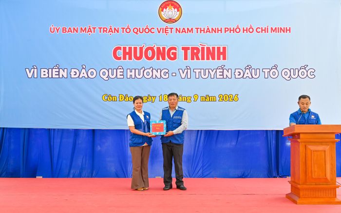 Đại diện Ban Tổ chức trao tặng quà của Thành ủy - HĐND - UBND - Ủy ban MTTQ Việt Nam TPHCM đến chính quyền đặc khu Côn Đảo