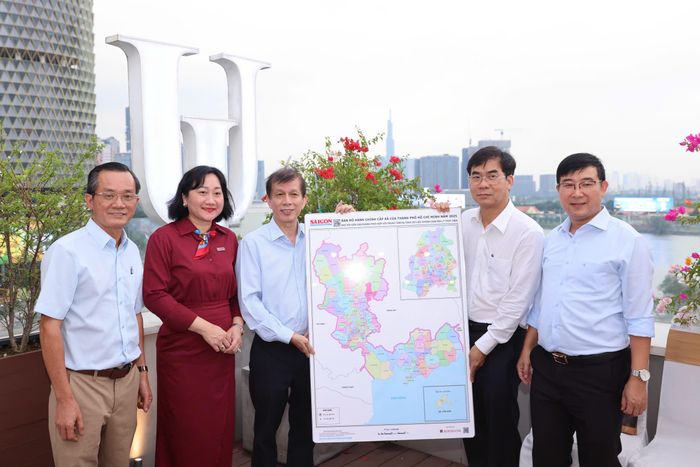  Lãnh đạo Báo Sài Gòn Giải Phóng trao tặng bản đồ cho Trường Đại học Luật TP.HCM. Ảnh: HOÀNG TRIỀU 