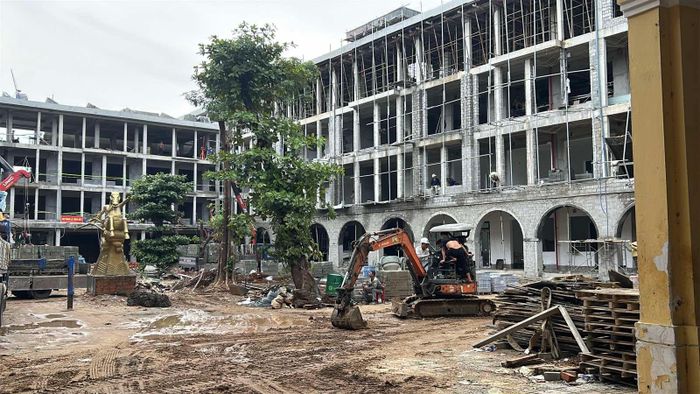 Mặc dù năm học mới đã bắt đầu được 2 tuần nhưng hiện công trình hoàn thành toàn bộ phần thô và tầng mái. Ảnh: THANH ÁI