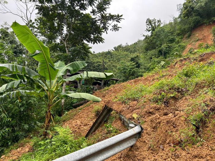 Đất tràn xuống quốc lộ 16 qua bản Mè Giàng